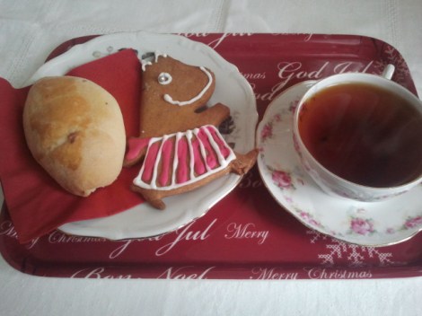 I Konungsdammens hus, hos Markku Pulkkinen och Olga Isaeva, kan du i lugn och ro njuta av kaffe, saft eller te. Olgas kålpirog vill jag aldrig vara utan och Muminpepparkakan tog jag hem. Men före jul ska jag käka upp henne.