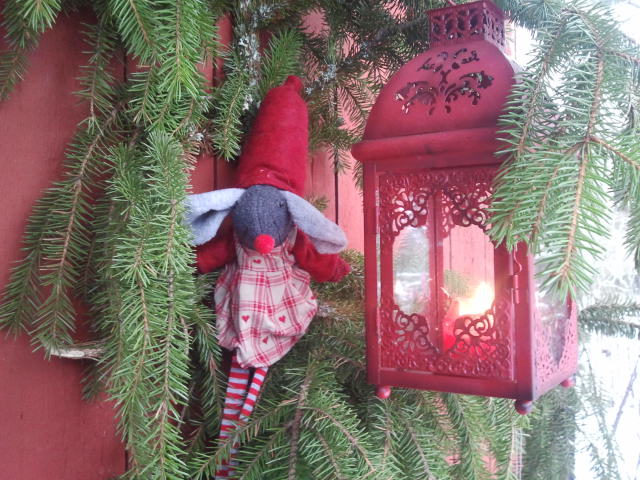 Tomten och lyktan välkomnar dig till julboden på Konungsdammens gård. Här doftar det av granris.