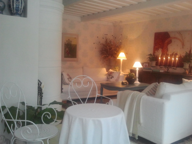 Husets vardagsrum hade inretts till litet café.