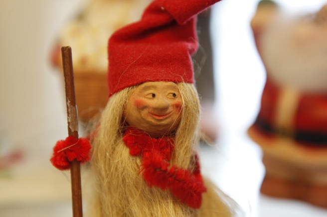 Vilken klurig min den här tomten har. Tillhör Yvette Lindroos samling som visas i Liljendals närbibliotek.