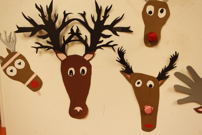 Och kan man bli annat än glad när man ser de här älgarna som elever från Kirkonkylän koulu gjort? Oslagbara miner!