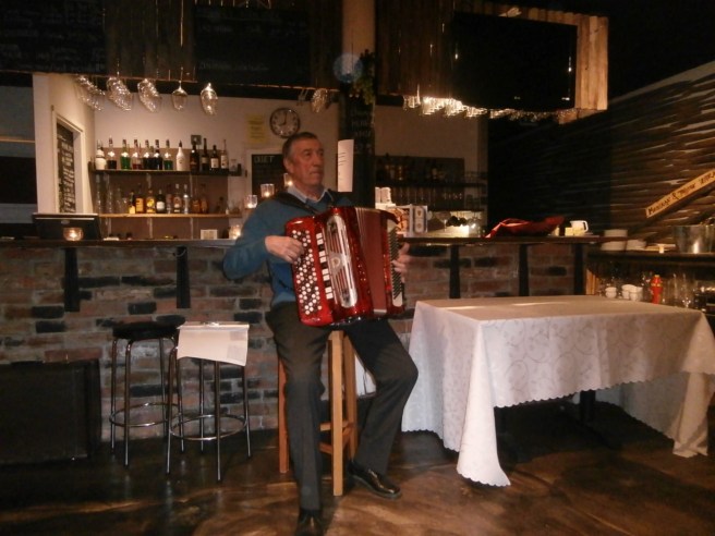 På Skeppsbroföreningens julfest underhöll Bengt Blomqvist med julmusik på dragspel.