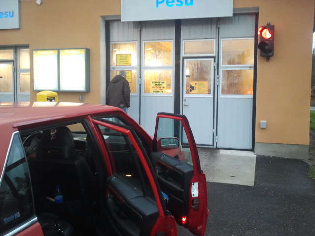 Vår Volvo, även Svensson kallad, i väntan på julbastun.