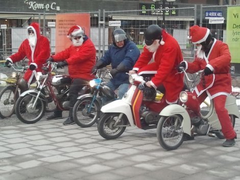 Tomtegänget lämnade ett moln av avgaser bakom sig då de drog vidare på sin moppefärd.