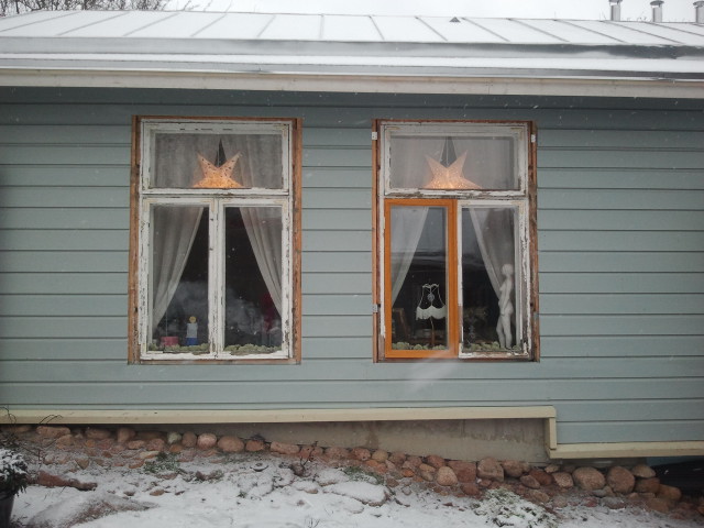 Två gamla fönster. Så fina som de är, jag tycker att allt gammalt inte ens ska målas eller fixas till något så kallat toppskick.