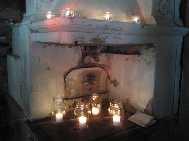 I julboden finns en gammal spis. Små ljus spred stämning.