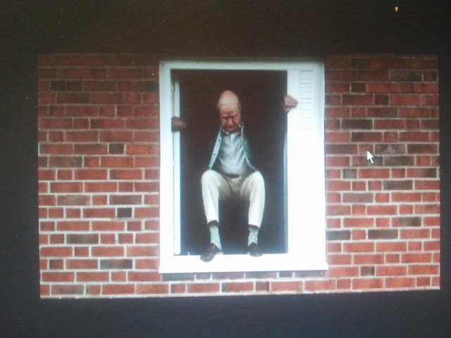 Allan Karlsson kliver ut genom fönstret och äventyret kan början. Foto. Aftonbladet