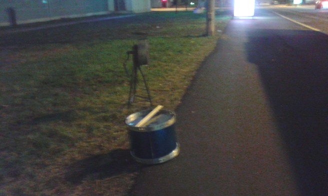 Trummorna och brandsirenen utanför bussen i väntan på matchen.