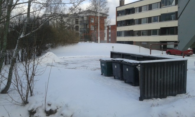Blir lite blandat kompott av bilder i dag. Utsikten genom fönstret som finns i trappan mellan andra våningen där vår redaktion finns, och första våningen där finska lokaltidningen finns.