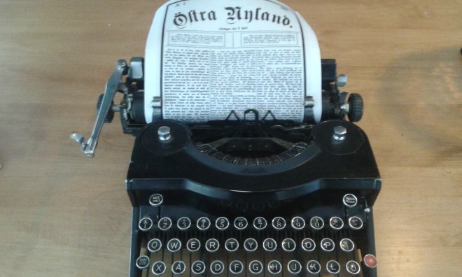 På sådana här manicker skrev reportrarna förr. Nu har vi ställt fram den som museiföremål på redaktionen. Men tänk om man skulle återgå till skrivmaskin och papper. Inte ha nån dator :-)