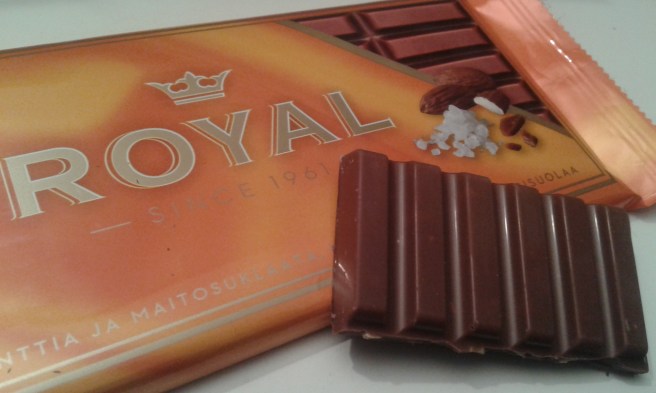 En ny sort i Cloettas Royal-familj. Mandelkrokant, mjölkchoklad och en nypa havssalt.