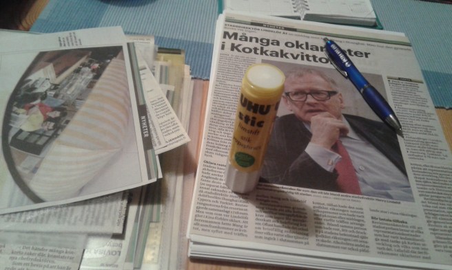 Jag håller mig sedan 26 år tillbaka med ett pappersarkiv. Sådan stoffil är jag. För jag har ännu inte kommit på hur jag ska kunna klippa ut mina artiklar från webben.