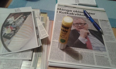 Jag håller mig sedan 26 år tillbaka med ett pappersarkiv. Sådan stoffil är jag. För jag har ännu inte kommit på hur jag ska kunna klippa ut mina artiklar från webben.