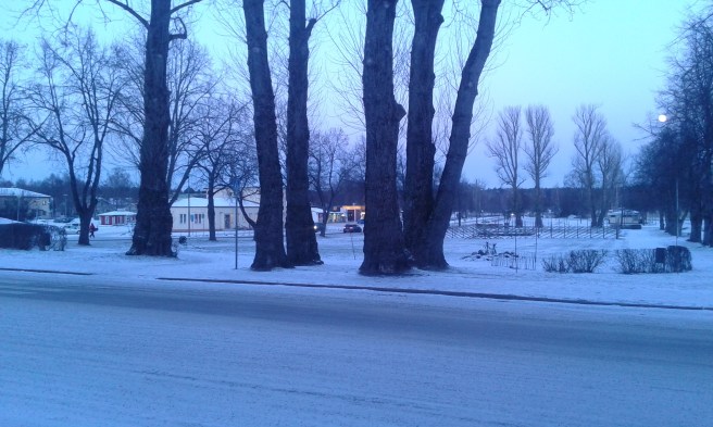 Är det det här man kallar "den blå timmen"? Vet inte varför bilden blev så blå men det började skymma då jag väntade på bussen klockan 15.50.