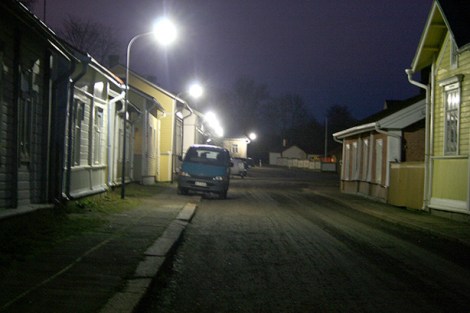 Vy från Trädgårdsgatan mot Saltbodtorg. Klockan är strax efter fyra på eftermiddagen och det är redan mörkt ute. Men visst är miljön i gamla stan fin.