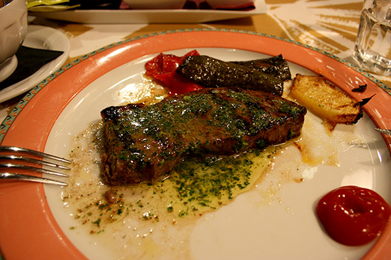 Grillbiff med örtsmör. Till efterrätt chilichokladkakan med ekologisk vaniljglass. Den har jag fotat förr så den kom inte med här nu. Men just nu utgör den otvivelaktigt den bästa efterrätten man kan få i stan. Om någon frågar mig.