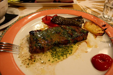 Grillbiff med örtsmör. Till efterrätt chilichokladkakan med ekologisk vaniljglass. Den har jag fotat förr så den kom inte med här nu. Men just nu utgör den otvivelaktigt den bästa efterrätten man kan få i stan. Om någon frågar mig.