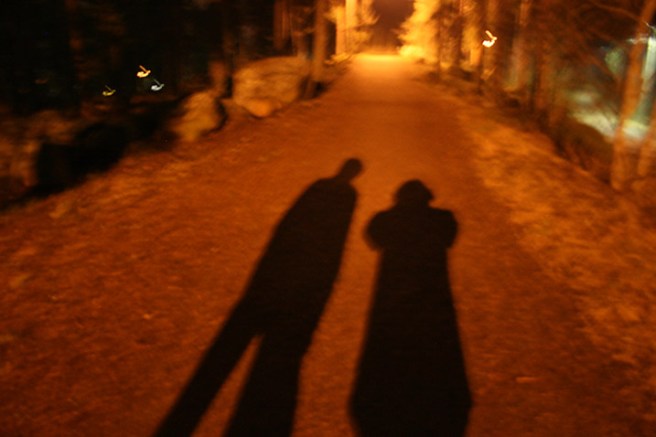 Fotograferade den här bilden med kameran inställd på helautomat. Det var nästan kolmörkt på promenadstråket som ligger på åsen och som går mot Kuckustenen. Jag höll kameran stadigt i handen och exponeringstiden var säkert fem sekunder. Gillar bilden, och särskilt de små änglarna som flyger i luften :-)