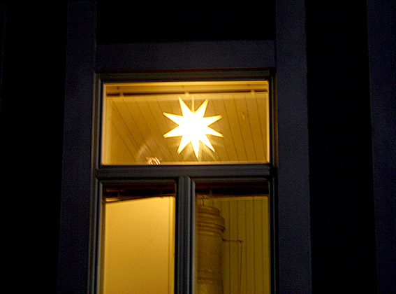 Jag tycker om adventsstjärnor. Ju större desto bättre men den här är också fin. Såg flera på Trädgårdsgatan i gamla stan. Själva äger vi ingen och då vi inte var hemma över jul kom inte ens adventsstakarna upp i år.