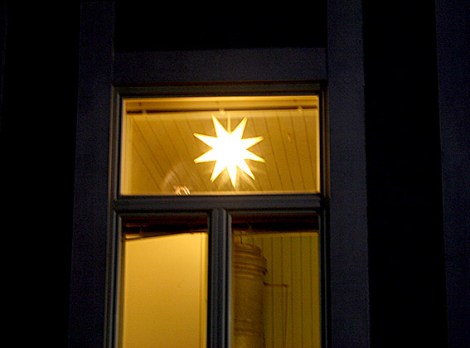 Jag tycker om adventsstjärnor. Ju större desto bättre men den här är också fin. Såg flera på Trädgårdsgatan i gamla stan. Själva äger vi ingen och då vi inte var hemma över jul kom inte ens adventsstakarna upp i år.