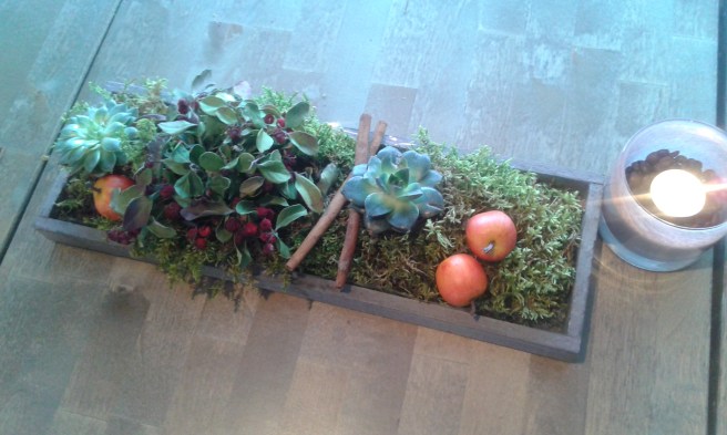 Eftersom jag tidigare visat den delikata kycklingsoppan jag brukar äta visar jag i dag cafeterians fina bordsdekoration.