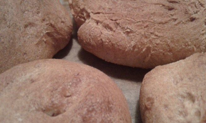 Det här bröden bakade jag i går. Hoppas ni ser hur frasig ytan är och att ni kan föreställa er den goda doften. Lite nötter har jag bakat in som pricken över i:et. Ha en bra dag!