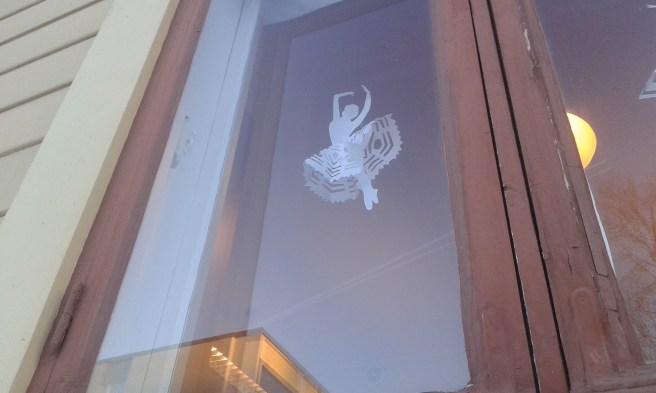 Kanske ett mer ordinärt fönster. Men pappersängeln är så fin att jag inte kunde låta bli att fotografera den.