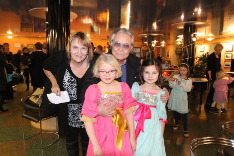 Jag poserar tillsammans med en av statisterna i filmen, Ossi Luoma, och huvudrollsinnehavarna Lilja Lehto och Aava Merikanto. Foto: Benny Liljendahl