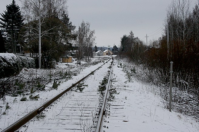 Längs med Järnvägsgatan går, hör och häpna, en järnväg :-) Den leder från Lahtis till Lovisa och ner mot Valkom hamn. Här går inte fler än ett par tåg per vardag, så under helgen är det tryggt att korsa spåret till fots.