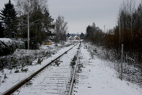 Längs med Järnvägsgatan går, hör och häpna, en järnväg :-) Den leder från Lahtis till Lovisa och ner mot Valkom hamn. Här går inte fler än ett par tåg per vardag, så under helgen är det tryggt att korsa spåret till fots.