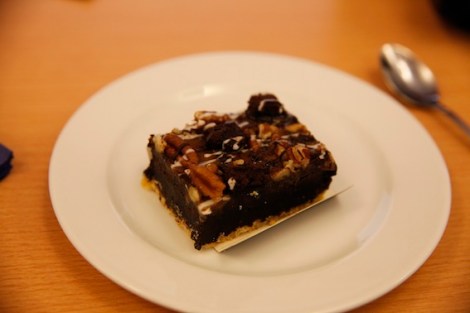 Lite som en kladdkaka men med mördegsbotten och med nötter på toppen.