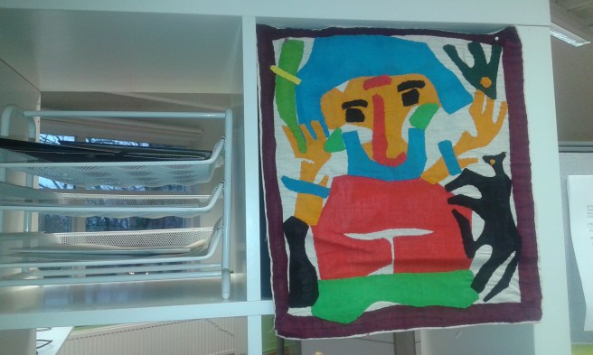 Det här färgglada konstverket piggar upp min arbetshörna.