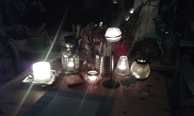 Det blir fortfarande mörkt rätt tidigt på eftermiddagen men vi går mot ljusare tider. Tills dess skapar vi stämning med levande ljus.