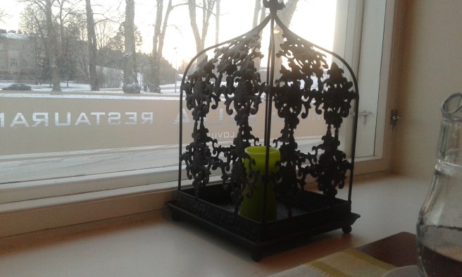 Ett ljus i bur. Trevlig inredningsdetalj på Bella Lovisa.