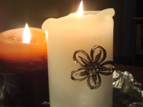 Vill så här som avslutning på kvällen bjuda på en stämningsbild. Det fina smycket som man kan sticka in i ett ljus fick jag av min syster i julklapp. Gillar det!