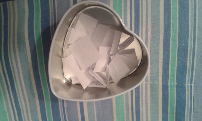 Femton personer deltog i utlottningen av min bok. Herr Fortuna var min make, och han drog en lott där det stod "Anki". Grattis!