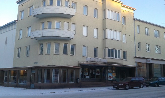 I det här huset finns Lovisas fina biograf Kino Marilyn. Här finns också företag och bostäder. Vacker byggnad, inte sant?