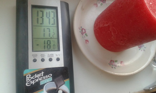 Halv nio i morse hade vi arton minusgrader. Mycket möjligt att vi har bara +17 vid köksfönstret, men klockslaget visar fel på vår mätare.