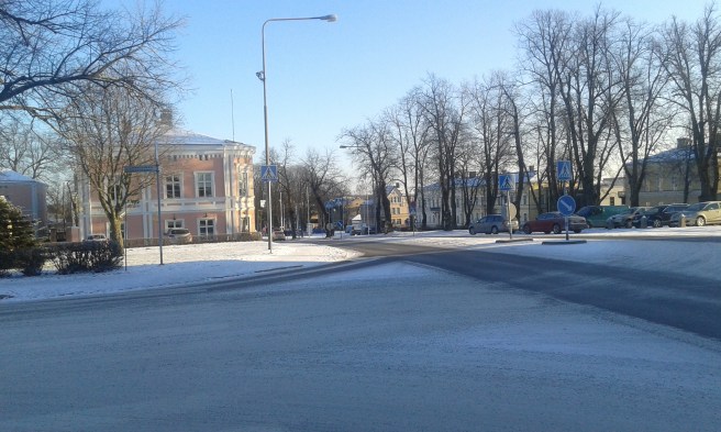 Jag är på väg från jobbet, som ligger hundra meter bakom mig, längs Mannerheimgatan mot torgmiljön. I byggnaden till vänster finns restaurang Bella. I samma kvarter hade vi redaktionen förr.