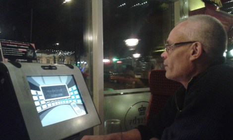 Vid ett av borden finns en maskin med olika spel. Plötsligt fick vi för oss att spela Trivial Pursuit.