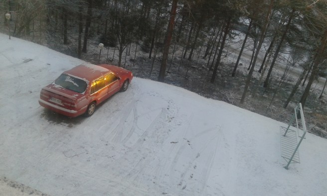 Vår bil Svensson väntar på mig där nere. "Jag vill ut och röra på mig" ropar han.