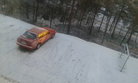 Vår bil Svensson väntar på mig där nere. "Jag vill ut och röra på mig" ropar han.