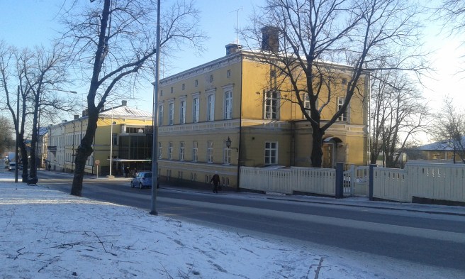 Nu har jag sneddat över kyrkans parkering och framför mig finns gamla tingsrätten. För ännu längre sedan fanns här ett apotek. Glasburen är en del av Aktia-banken.