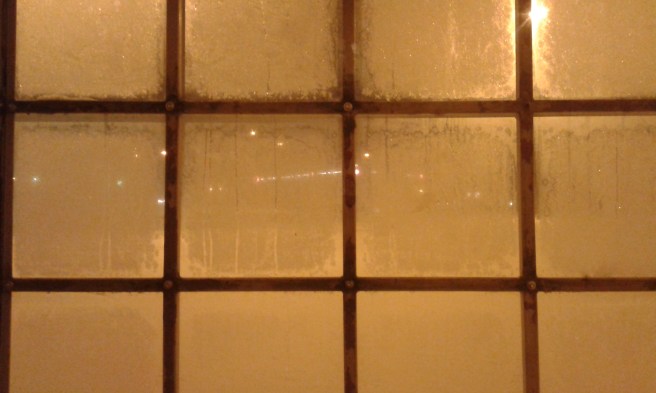 Det är något speciellt med symmetri och isiga fönster i en busskur.