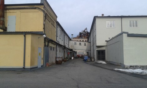 Gammal bruksmiljö i Hälleforsnäs. En del av fastigheterna är i dag butiker.