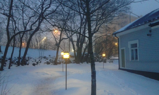 Jobbets gårdsplan. Till höger Sibeliushuset och i bakgrunden Lovisa kyrka.