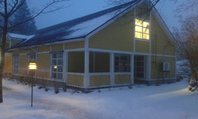 Här jobbar jag. Uppe i andra våningen, där det lyser i fönstret, finns vår redaktion. Östra Nyland förfogar över hela övre våningen. Loviisan Sanomat och vår gemensamma kundbetjäning finns på bottenvåningen.