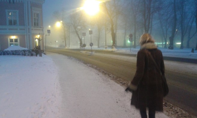 Från jobbet på väg mot torget och Hotel Degerby för att avnjuta ett par glas mousserat på Happy Hour. I går var det en dimmig dag, mycket vackert.