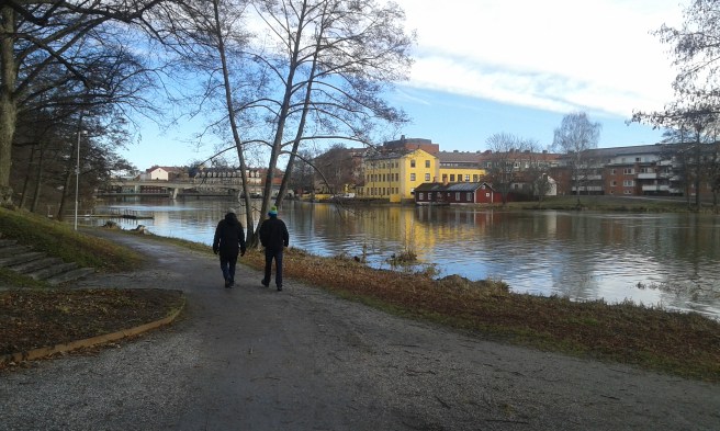 På väg in mot affärerna i city promenerar vi längs Eskilstuna å.