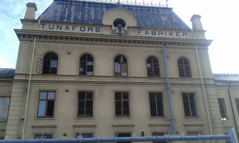 Gamla Tunafors fabriker. En industrifastighet som ska bli bostäder. Här finns en hel del att göra innan det är klart.